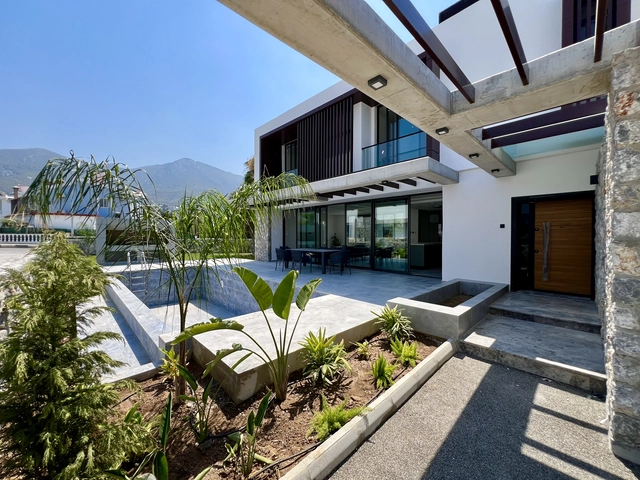Luxury 4-bedroom villa in Ozanköy Kyrenia with private pool, garden, modern design, and panoramic sea view in an exclusive boutique project