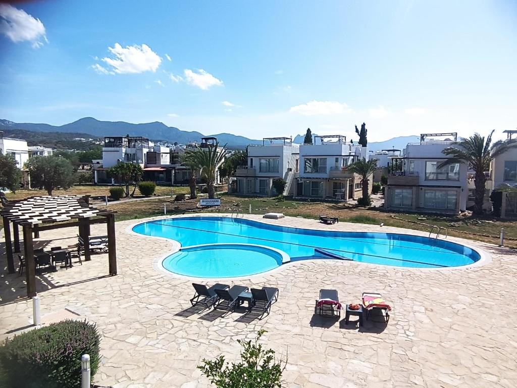 R-ESE-004 (9) Fully furnished 2-bedroom townhouse apartment with rooftop terrace in Turtle Bay Esentepe North Cyprus