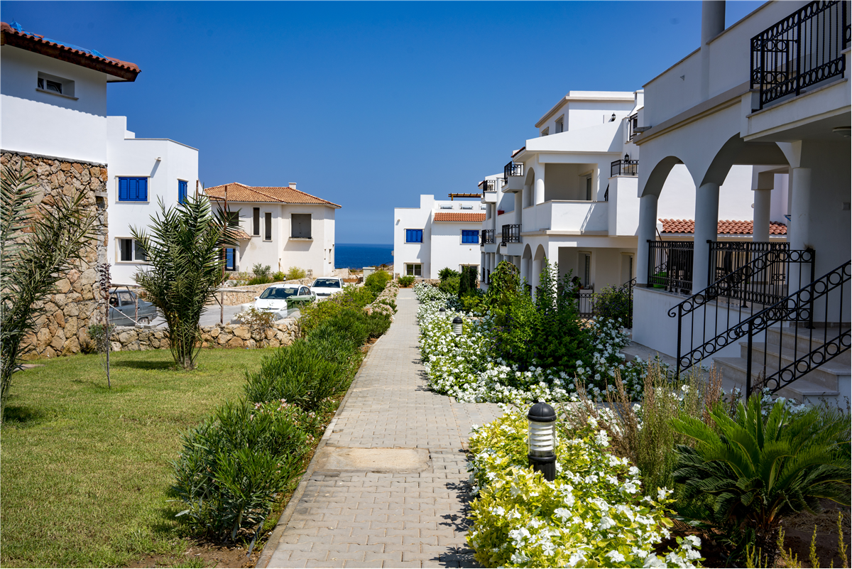 R-ESE-005 (28) Fully furnished 3 bedroom garden villa apartment in Esentepe North Cyprus with resort facilities and swimming pools