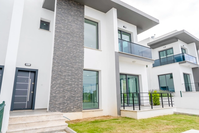 e2-1 (11).jpg11 Three-bedroom semi-detached duplex villa with communal pool in Alsancak Yeşiltepe, Kyrenia, North Cyprus.
